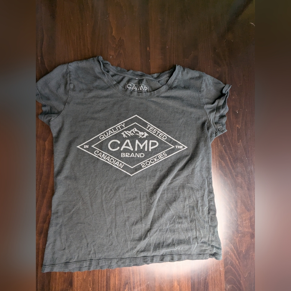 CAMP BRAND GRAPHIC TSHIRT, WOMENS MEDIUM